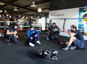Cours de boxe anglaise pour hommes à partir de 11 ans à adultes, lundi mercredi vendredi : 20h à 21h30